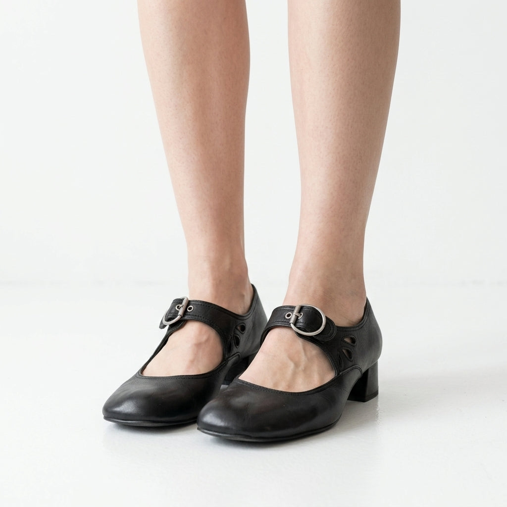 Women’s Heeled Sandals With Refined Open Design