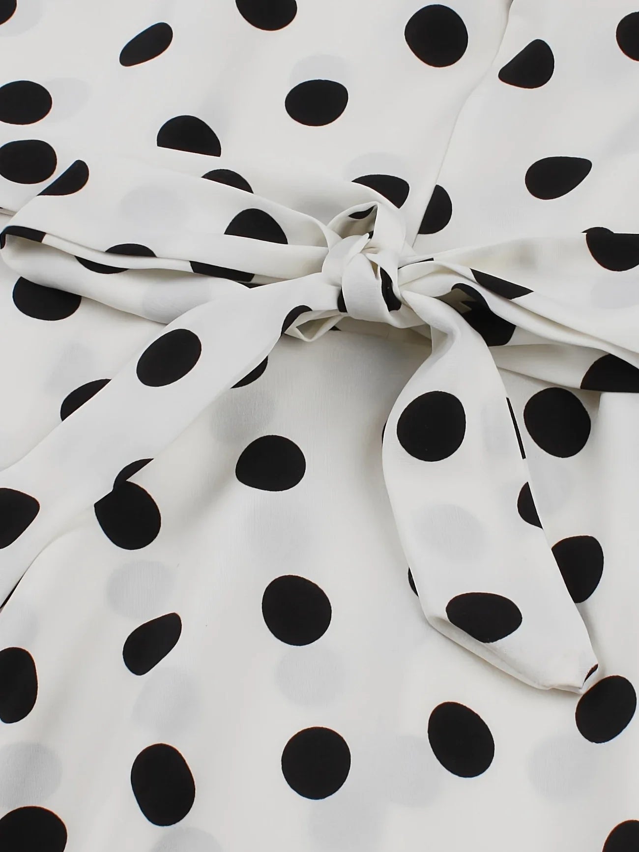 Biała sukienka w czarne grochy z paskiem – styl casual na każdą porę roku - Kup online w Loafis