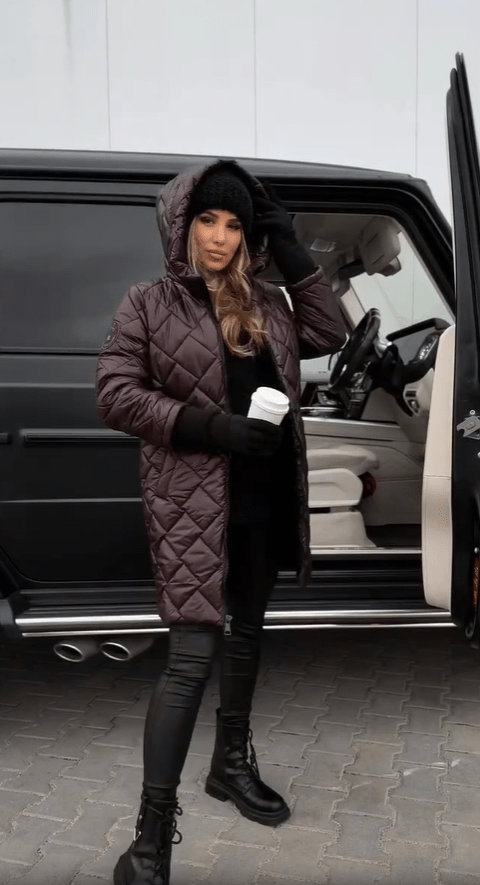 Bogna | Elegancka pikowana kurtka puchowa z kapturem - Kup online w Zorah