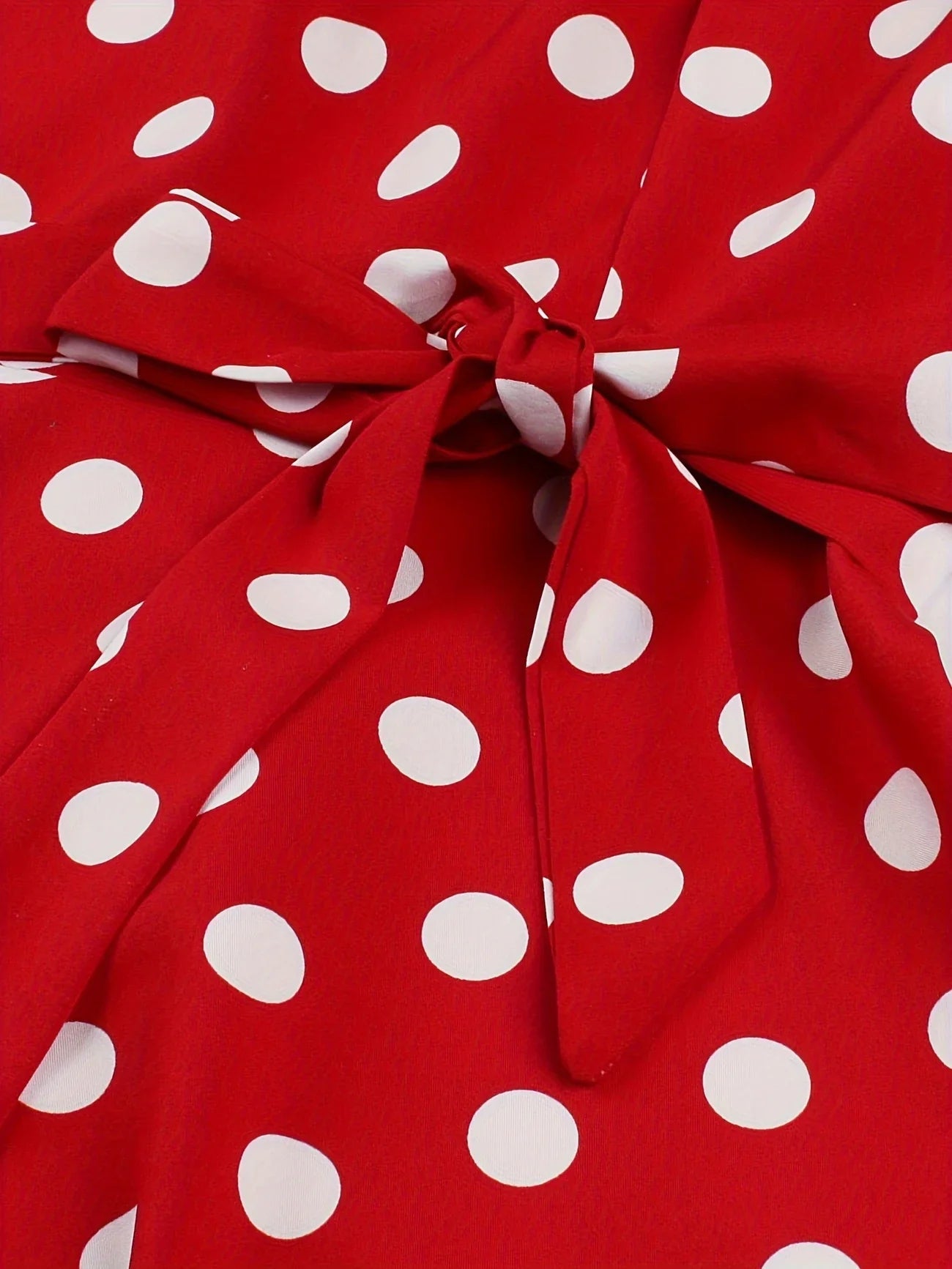 Czerwona sukienka w białe grochy z paskiem – uniwersalny styl na każdą porę roku - Kup online w Loafis