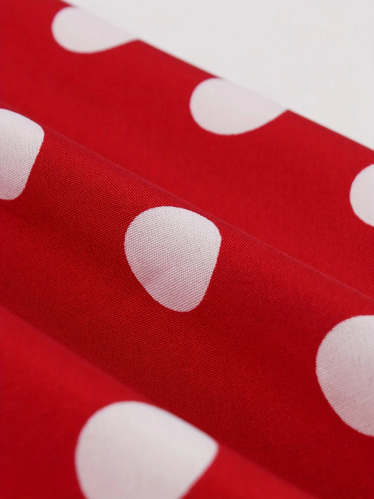 Czerwona sukienka w białe grochy z paskiem – uniwersalny styl na każdą porę roku - Kup online w Loafis