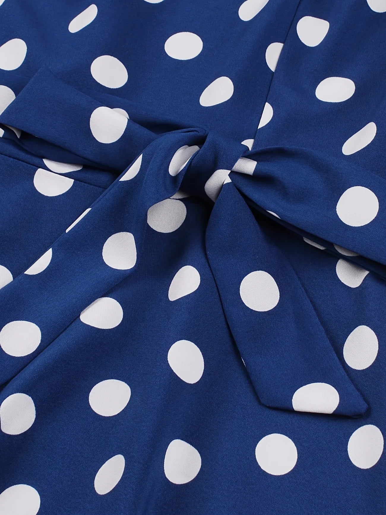 Niebieska sukienka w białe grochy z paskiem – styl casual na każdą porę roku - Kup online w Loafis