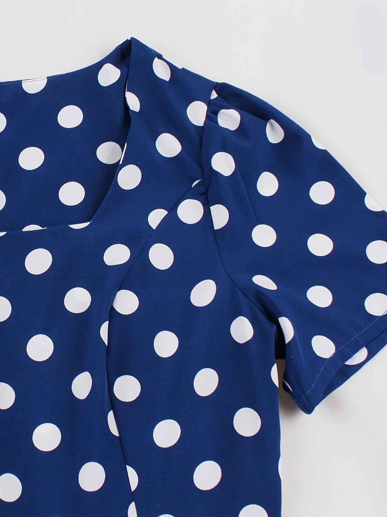 Niebieska sukienka w białe grochy z paskiem – styl casual na każdą porę roku - Kup online w Loafis