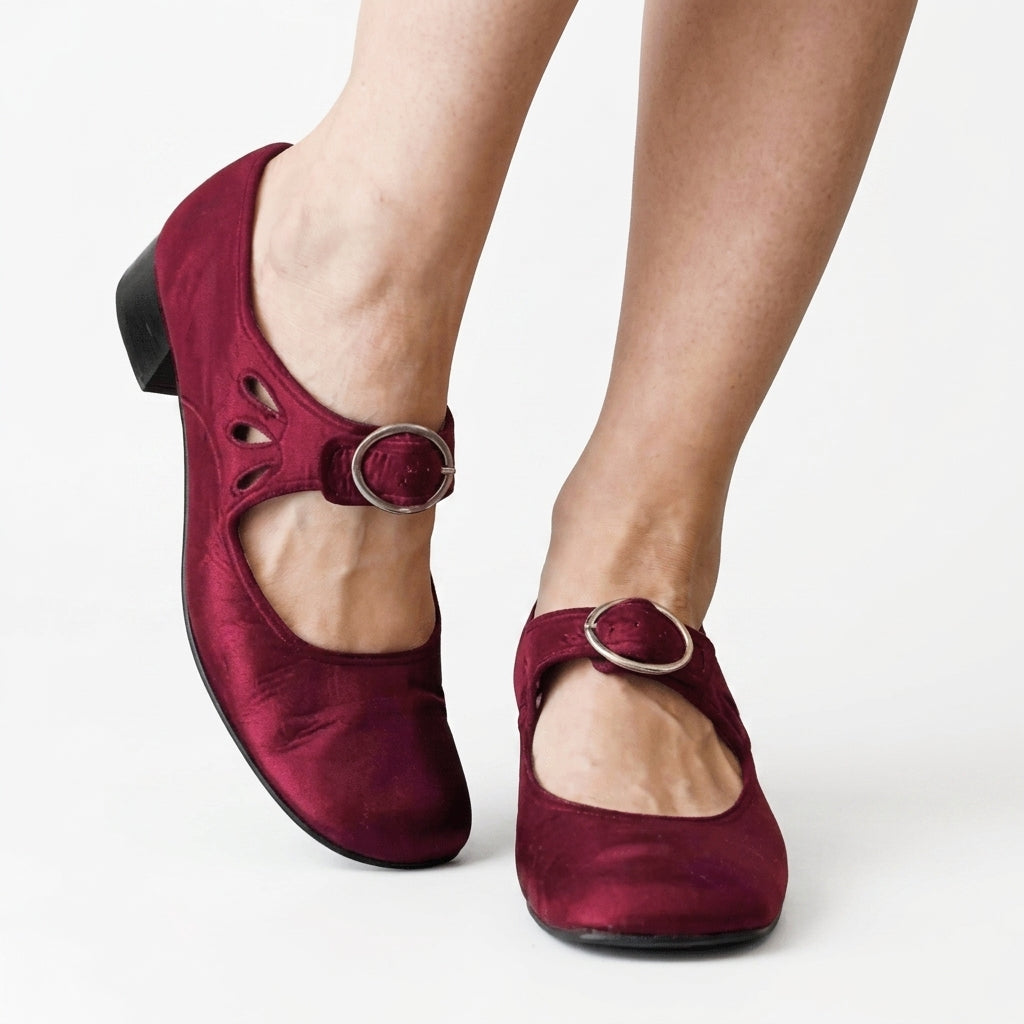 Women’s Heeled Sandals With Refined Open Design