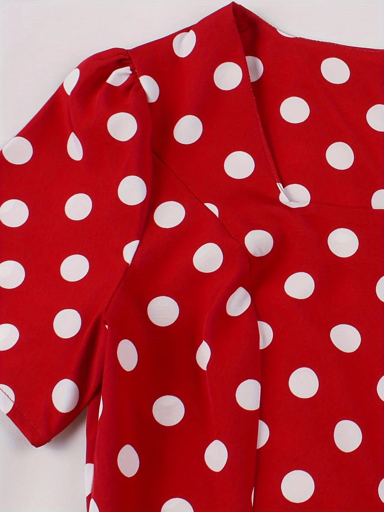 Czerwona sukienka w białe grochy z paskiem – uniwersalny styl na każdą porę roku - Kup online w Loafis