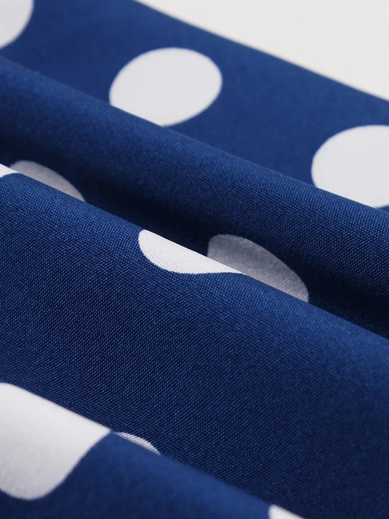 Niebieska sukienka w białe grochy z paskiem – styl casual na każdą porę roku - Kup online w Loafis